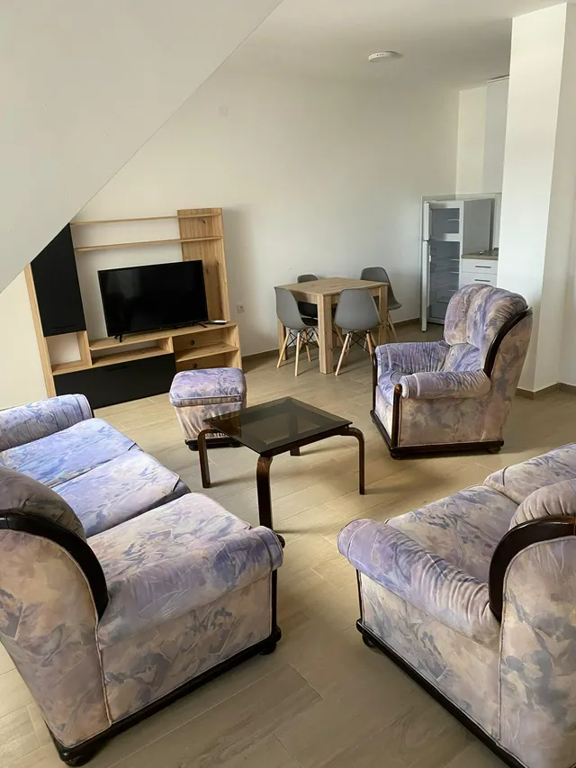 Izdaje se kompletno namešten dvosoban stan, 53 m², uži centar Zrenjani